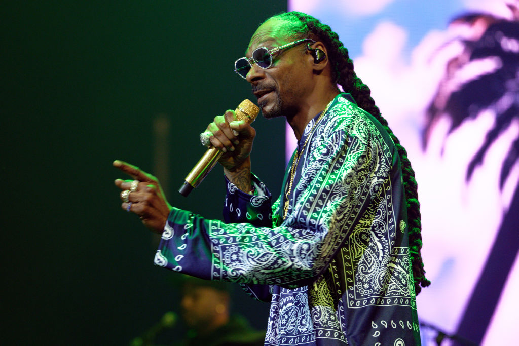 D.L. Hughley Rips Snoop’s Response To Fans After Inaugural Performance