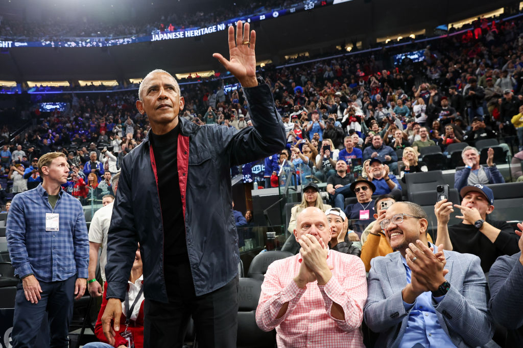 Barack Obama’s Cherry Blossom Photobomb Charms the Internet