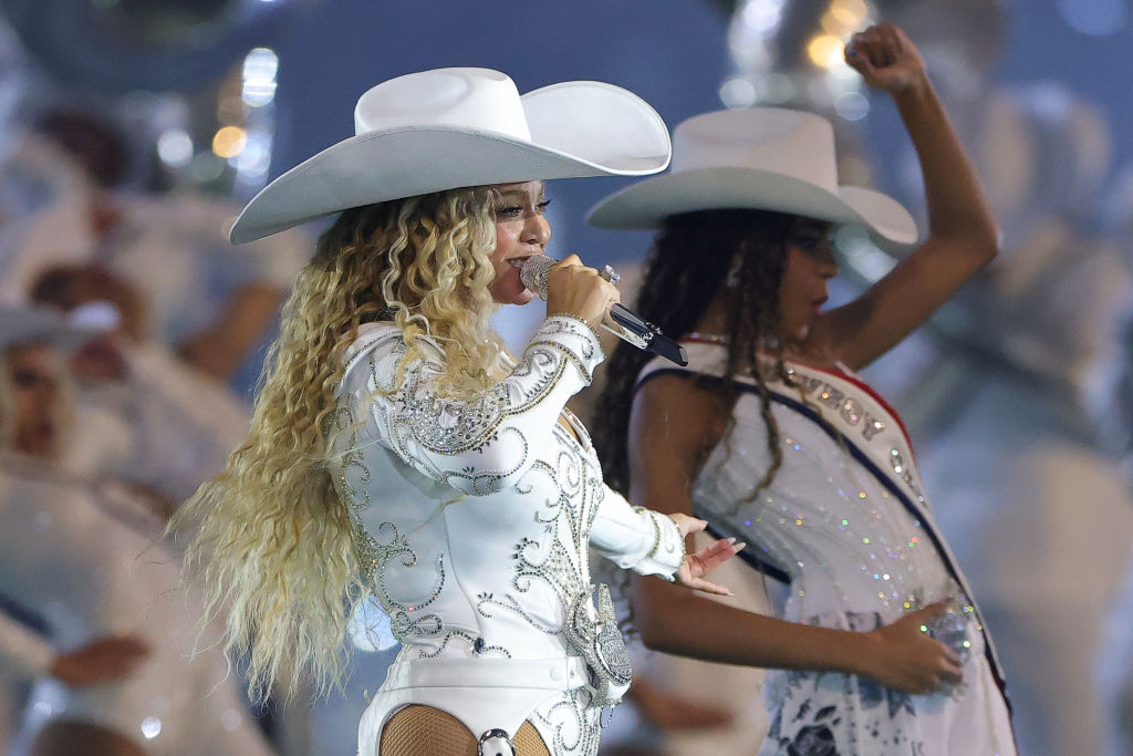 Beyoncé Braves The Pouring Rain At MetLife Stadium In Ultimate ‘Cowboy Carter’ Performance
