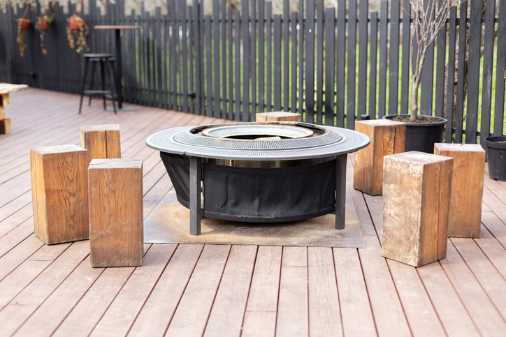 10 Must-Have Items for the Perfect Backyard Bonfire