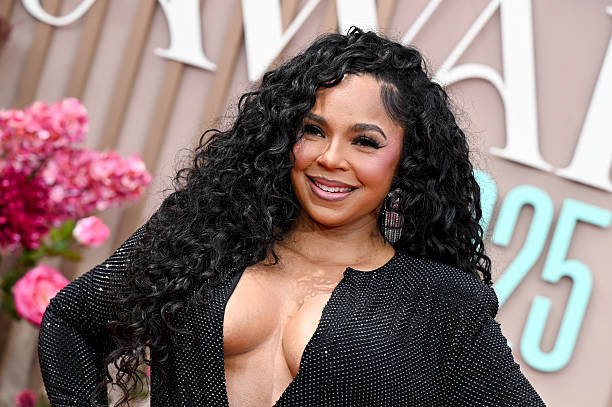 Get The Look: High-Shine Curls Is Your New Summer ‘Do