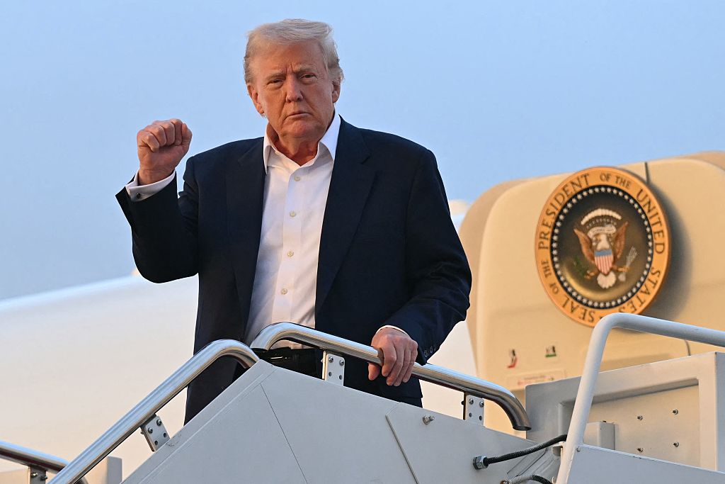 Donald Trump Stumbles On Air Force One Steps, Social Media Trolls Him With Old Man Jokes