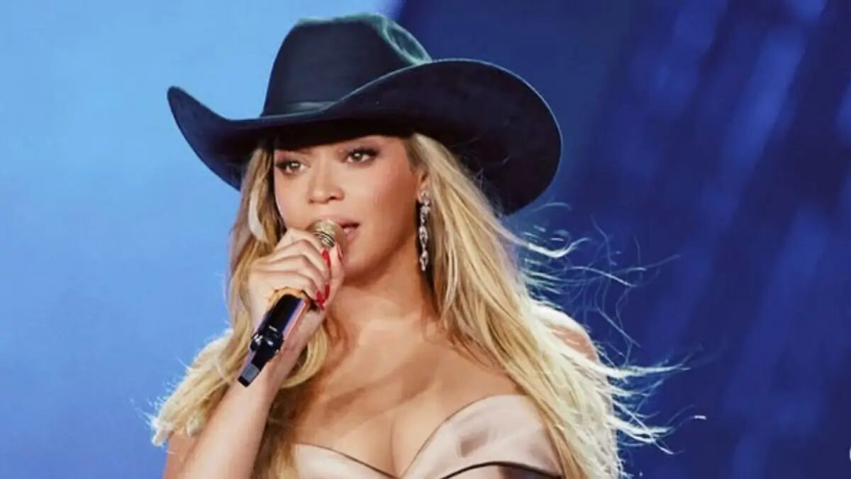 ‘Stop, Stop, Stop’: Beyoncé Pauses Concert After Nearly Falling from Flying Car Over Arena