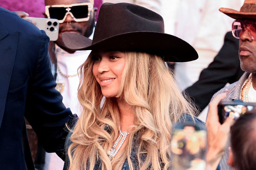 Sittin’ Sidewayz: Beyoncé Stuck In Dangling Car At Hometown Concert As Beyhive Comes To The Rescue