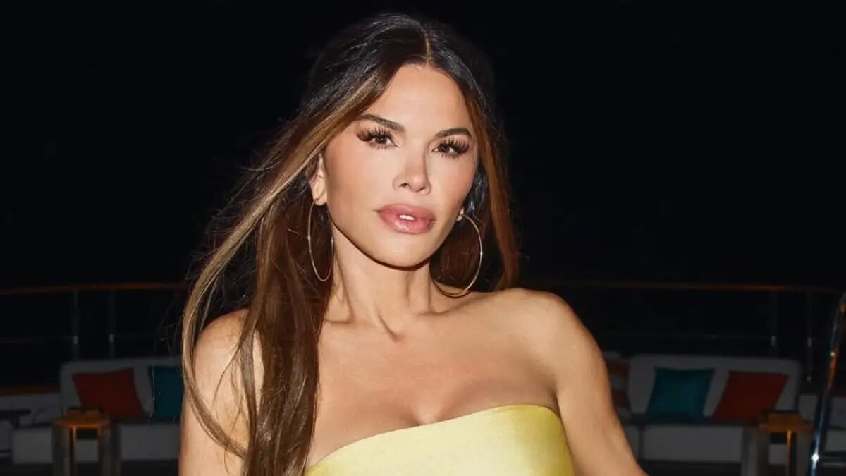 ‘Imagine Your Mom Showing Up Dressed Like This’: Lauren Sánchez Slammed for Wearing ‘Inappropriate’ Top While Dropping Her Son Off at College