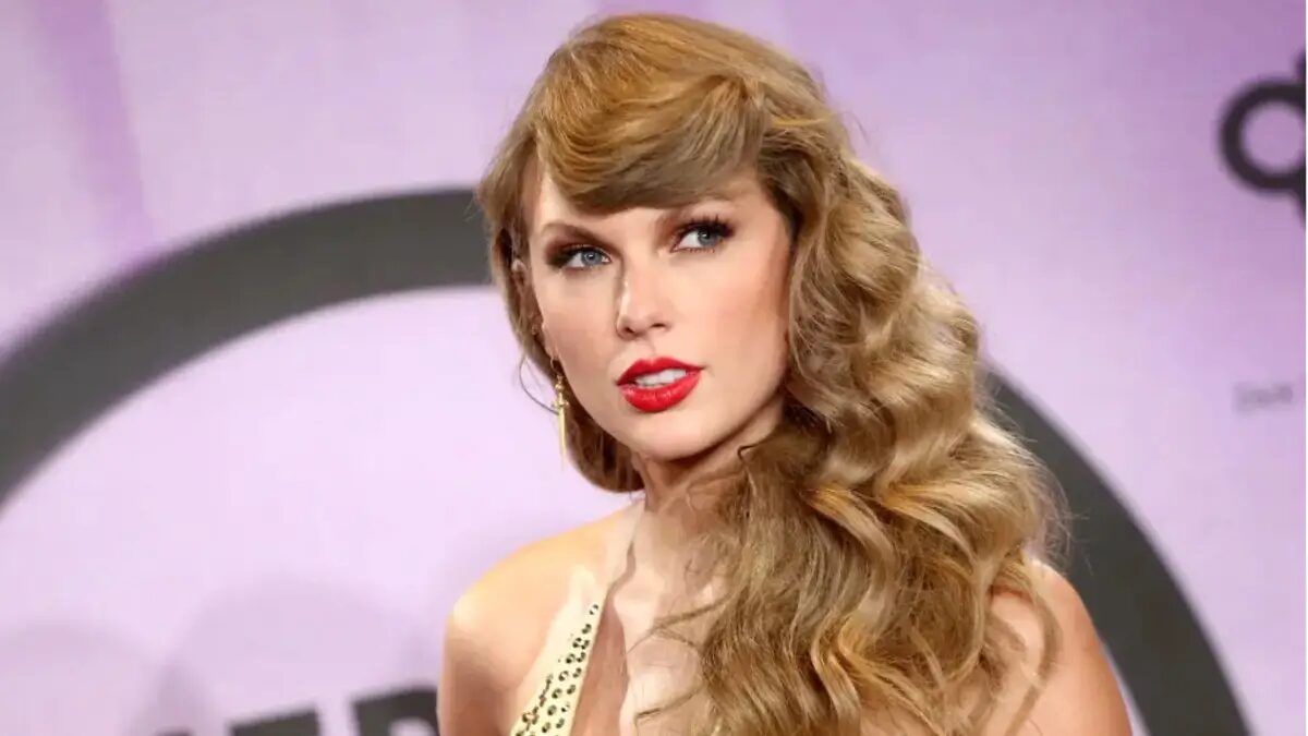 ‘The Old Taylor Would Never’: Risqué Photo of Taylor Swift Takes a Turn as Fans Zoom in on Her Belly for the Oddest Reason