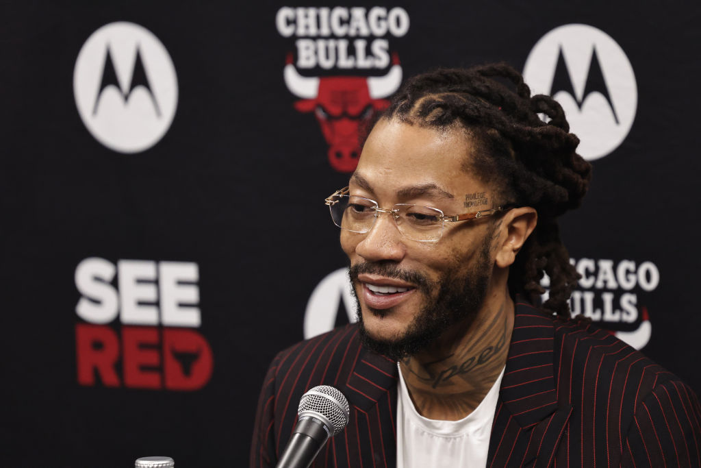 Derrick Rose Gets Emotional When Chicago Bulls Announce His Jersey Retirement Ceremony