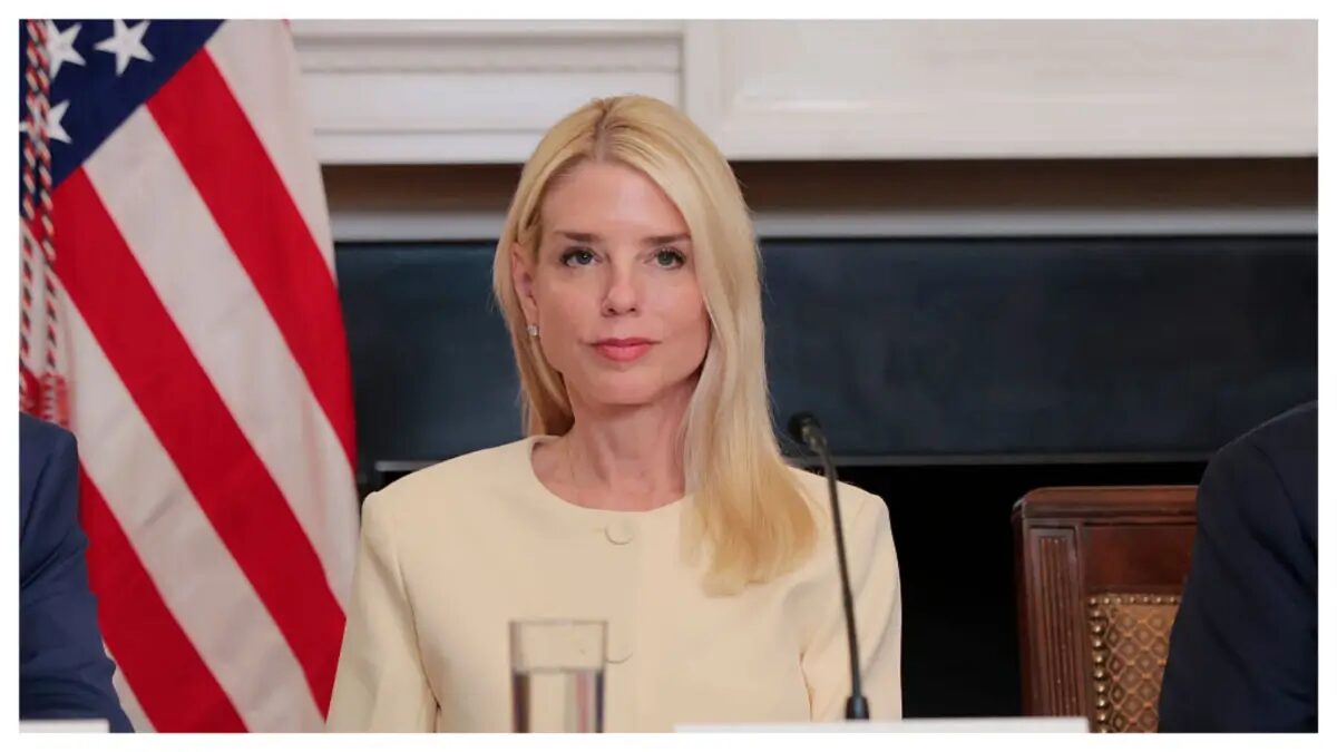 ‘Does She Have a … Fetish?’: Pam Bondi’s Fight to Keep Cigar Freebies Derails Into the Most Unexpected Story About Bill Clinton and Monica Lewinsky