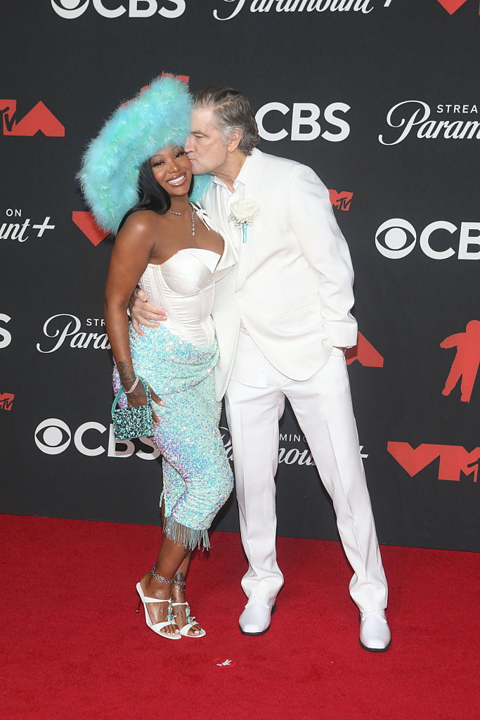 ‘F**k My Type!’ Summer Walker Pops Out With PeePaw PDA At MTV VMAs, Elderly Entanglement Sparks ‘Sugar Daddy’ Speculation With ‘Special Friend’