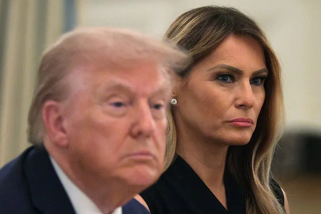 ‘What’s Going On?’: Melania Absent as Trump Showers Kirk’s Widow with Tender Kisses at Memorial, Leaving Viewers Stunned by the Contrast with His Wife