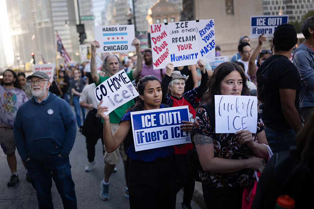 Viral Videos Show The People Of Chicago Fighting Back Against ICE’s Aggressive Immigration Crackdown