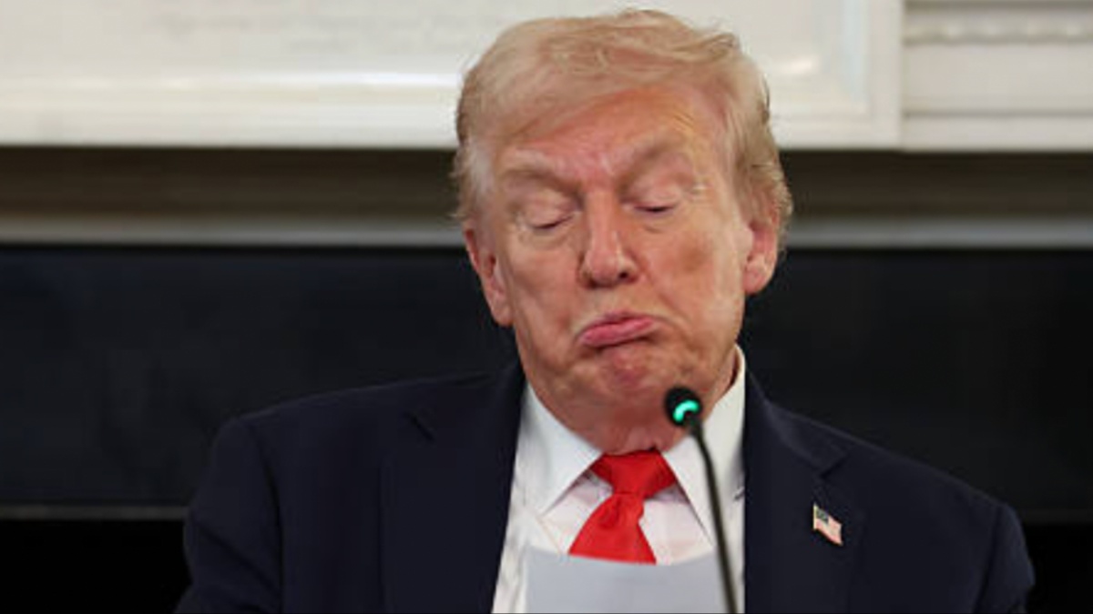 ‘Right Hand Doesn’t Work Anymore’: Trump’s Bizarre Clap Caught on Camera Has Fans Accusing His Doctor of Covering Up the Truth 