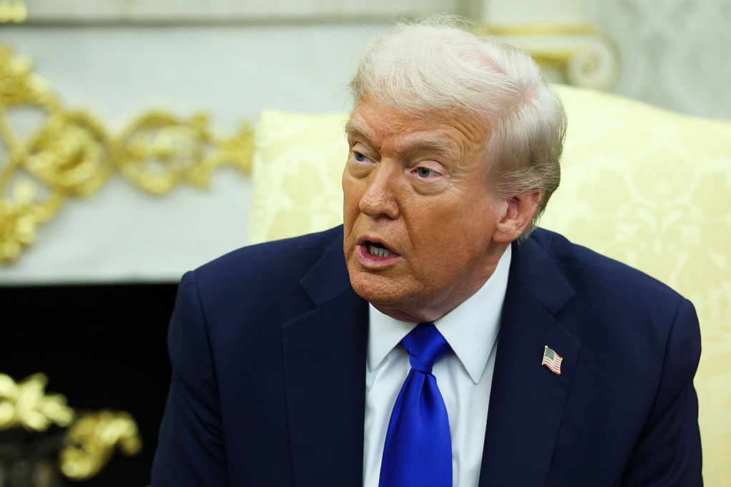 ‘Swelling… It’s Up to His Knees’: White House Tries to Hide Trump’s Declining Health Behind a Table But Viewers Zoom In, Notice It Has Gotten Worse