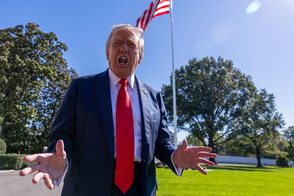 ‘There Was a Note Attached…’: Donald Trump Caught in Chaos After Someone Throws a Cell Phone at Him as Secret Service’s Reaction Becomes Instant Meme