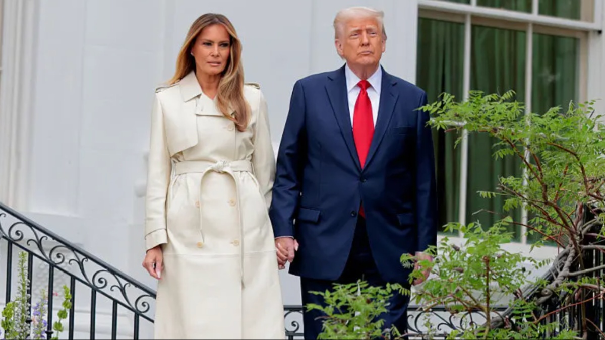 ‘He is No Gentleman’: Trump Hogs the Umbrella and Walks Off While Melania Gets Soaked — but It’s His Pants That Have Fans Losing It