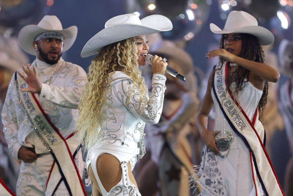 ‘She Just Stole Her Show’: A White Country Star Is Accused of Stealing Beyoncé’s Performance — and Fans Say the Audacity Is Wild