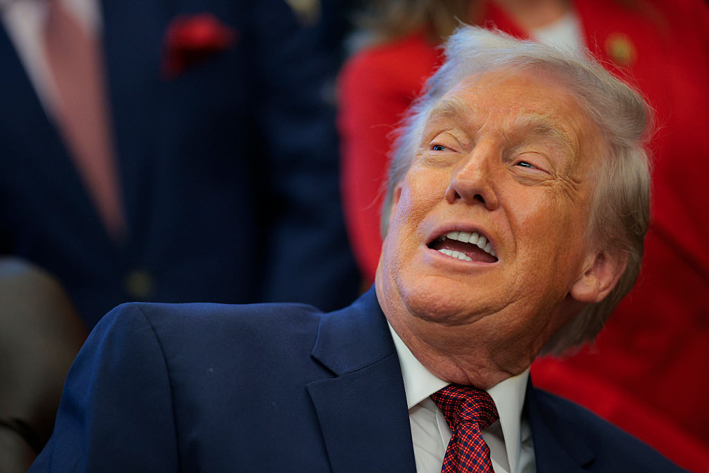 ‘Why Is He So Stupid’: Trump’s Insane Secret to His Worst Habit Blows Up Online — and Critics Scramble to Decode It as Fears He’s Lost It Grow Even Louder