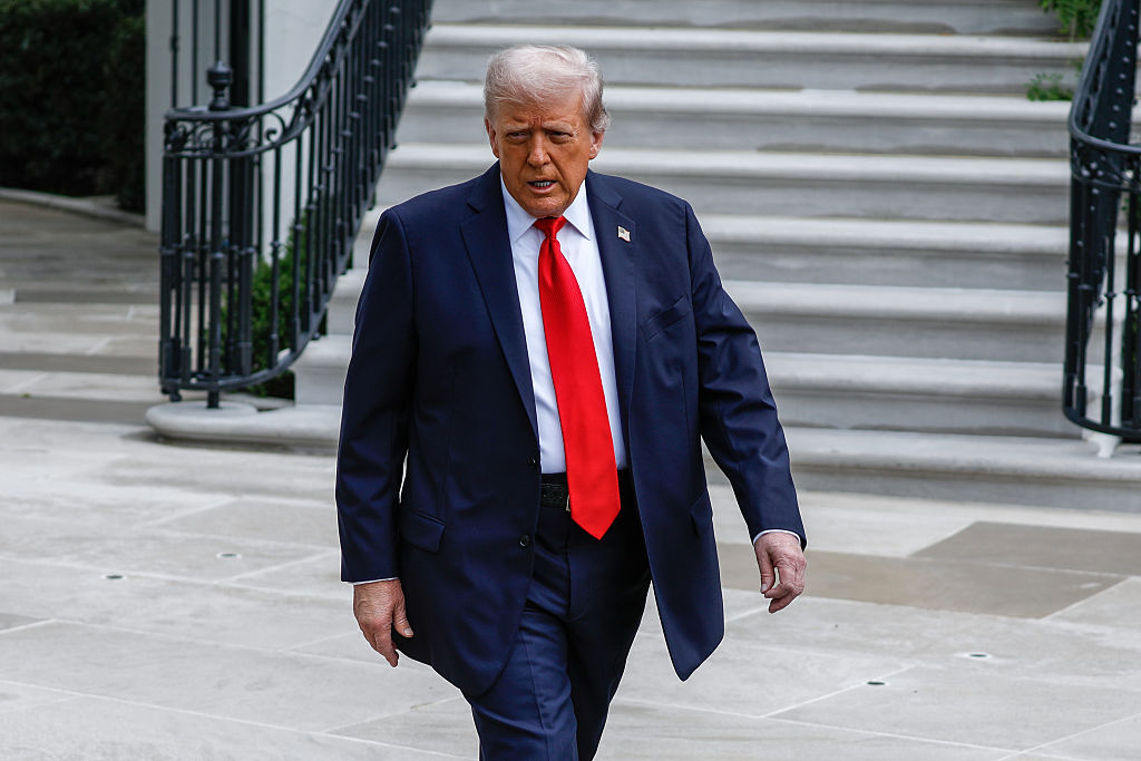 ‘Good ole Boys Club‘: Trump Hosts ‘White Hat’ Ceremony Framed as Honor — Until Viewers Zoom In on Kash Patel and the Optics Become Impossible to Ignore