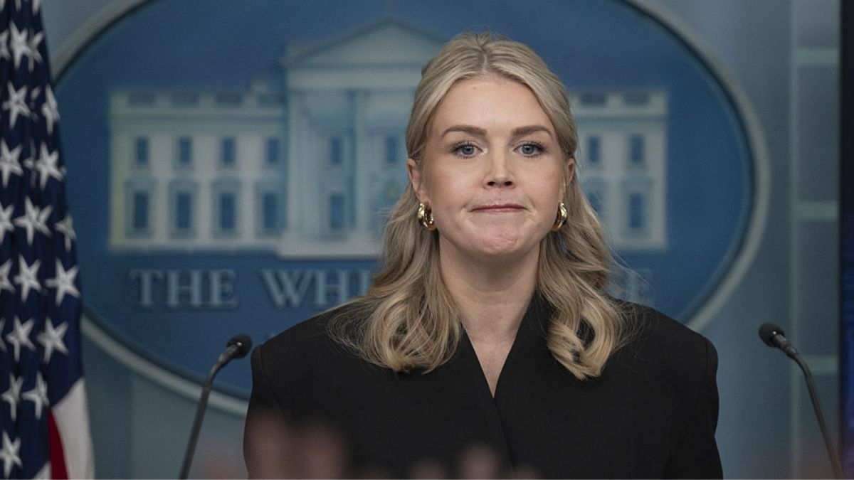 ‘Thinks She’s Jackie Kennedy’: Karoline Leavitt Struts to the Podium Ready to Run the Briefing — Then Eagled Eyed Fans Notice What She Never Addresses