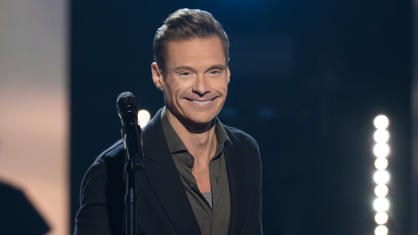 What To Watch Monday: American Idol Goes Live, Voice Knockouts Begin, Paradise Finale, And More