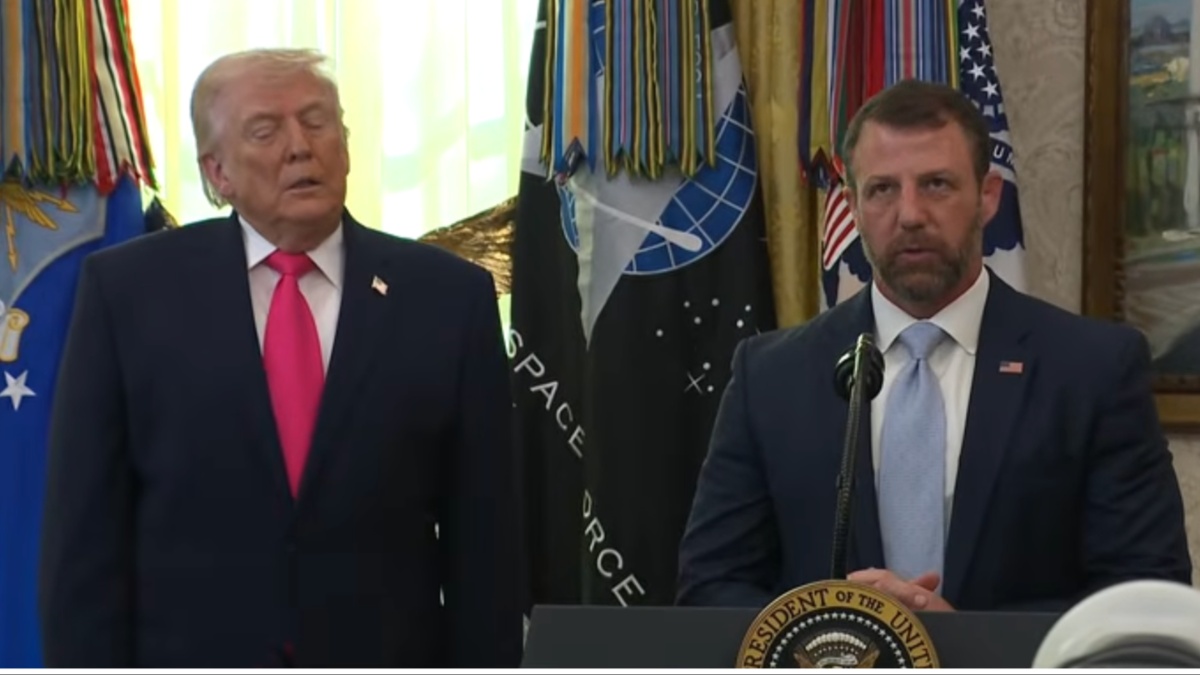 ‘What’s with the Twitching?’: Trump Can’t Keep Still During Glowing Oval Office Tribute, Leaving Viewers Staring at His Strange Gestures Behind Mullin’s Back