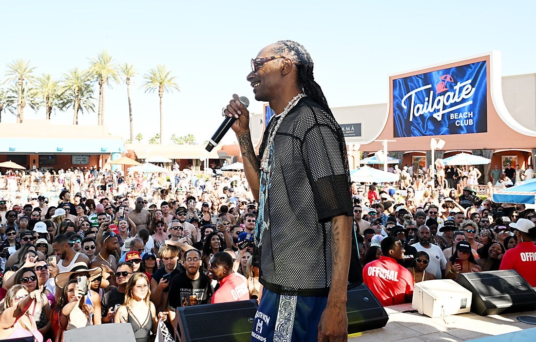 Snoop Dogg, Tony Hawk & More Ring In Tailgate Beach Club In Las Vegas