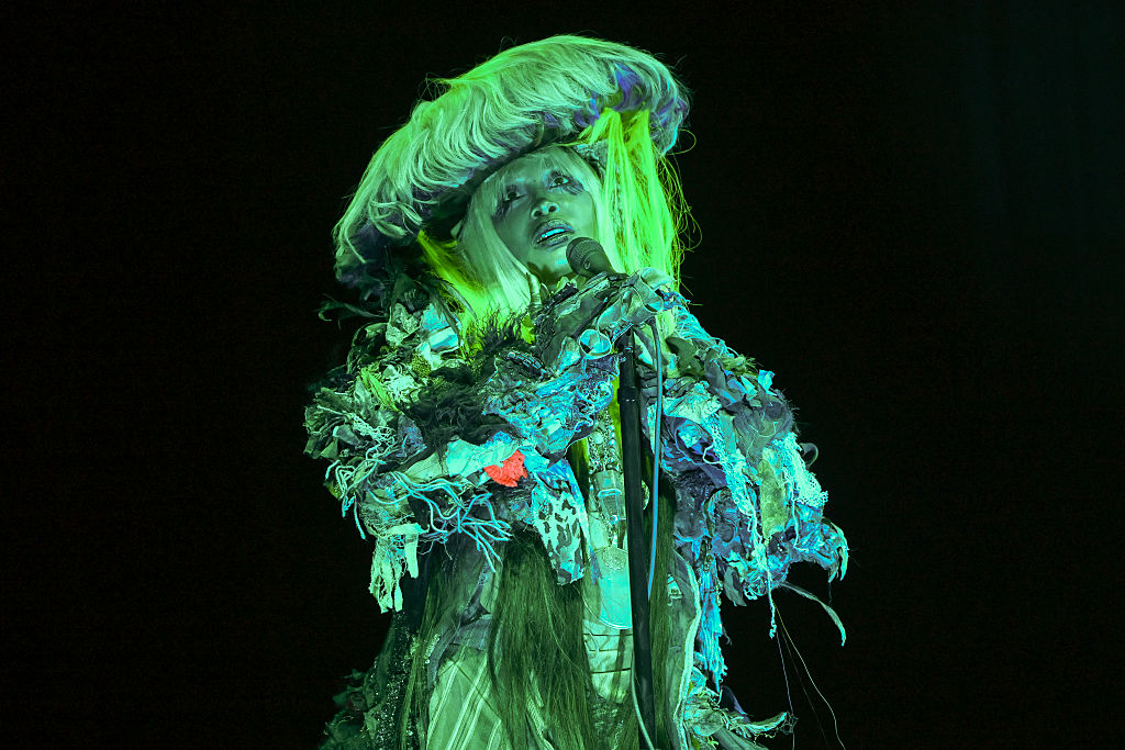 Badu Defends Her Live Vocals
