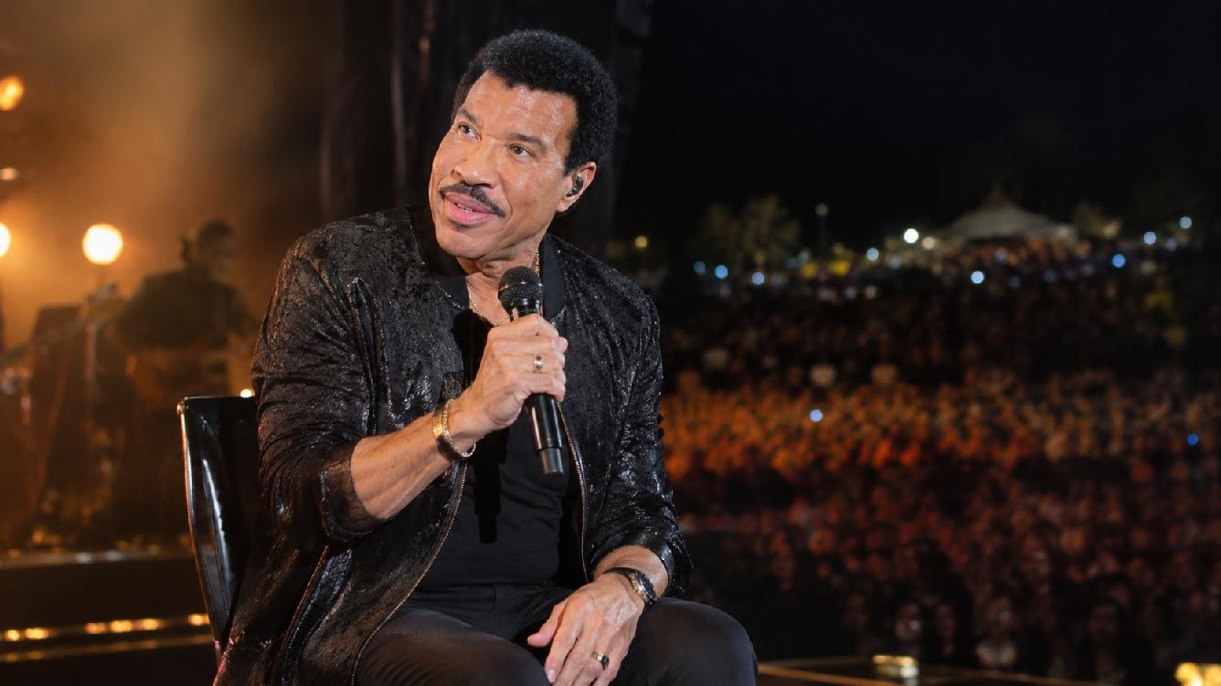 Lionel Richie Hospitalized Again After Telling Crowd He’s Battling Dehydration