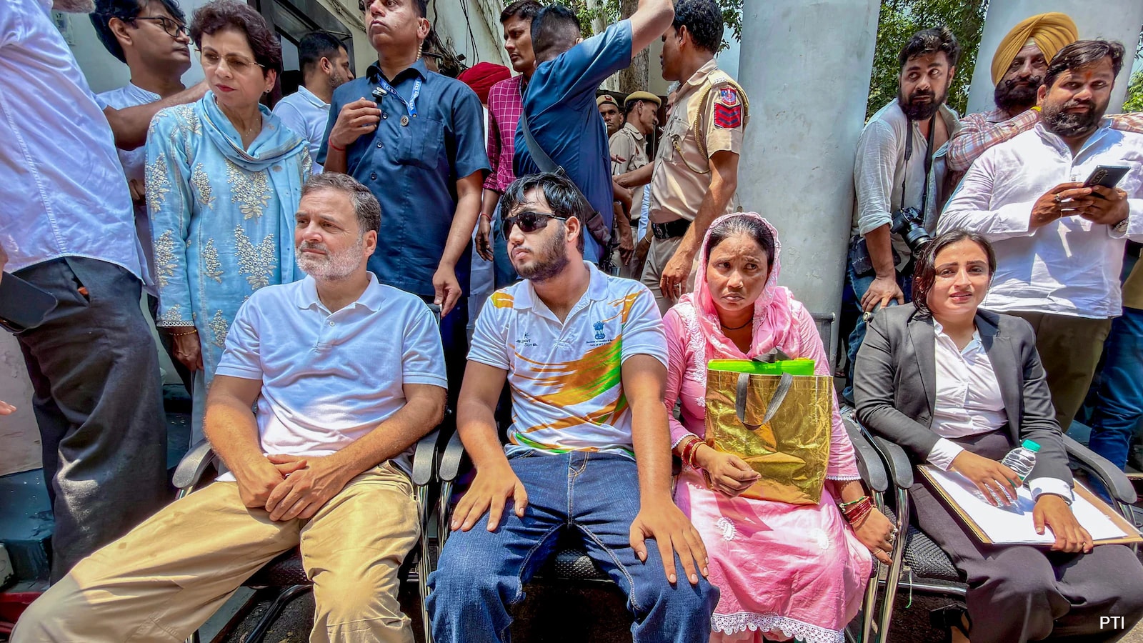 Live Updates: Rahul Gandhi’s Sit-In With Pellet Gun Victim Over FIR Demand – NDTV