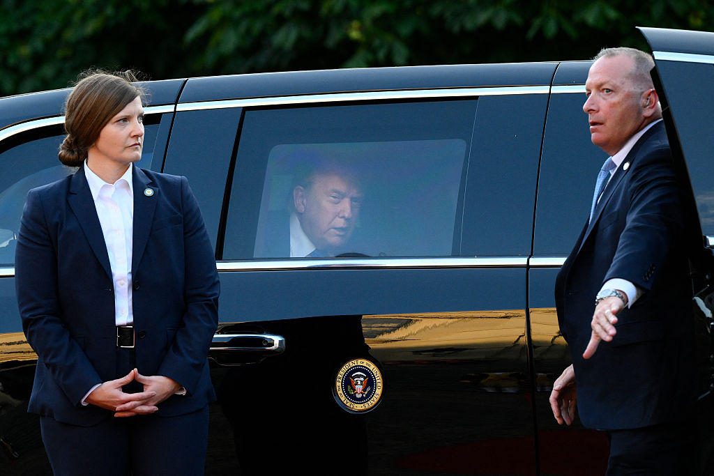 ‘Third-Rate Clowns’: Trump Kicks Out the Press, Then His Hand-Picked Replacements Post Footage That Has White House Veterans Sounding the Alarm
